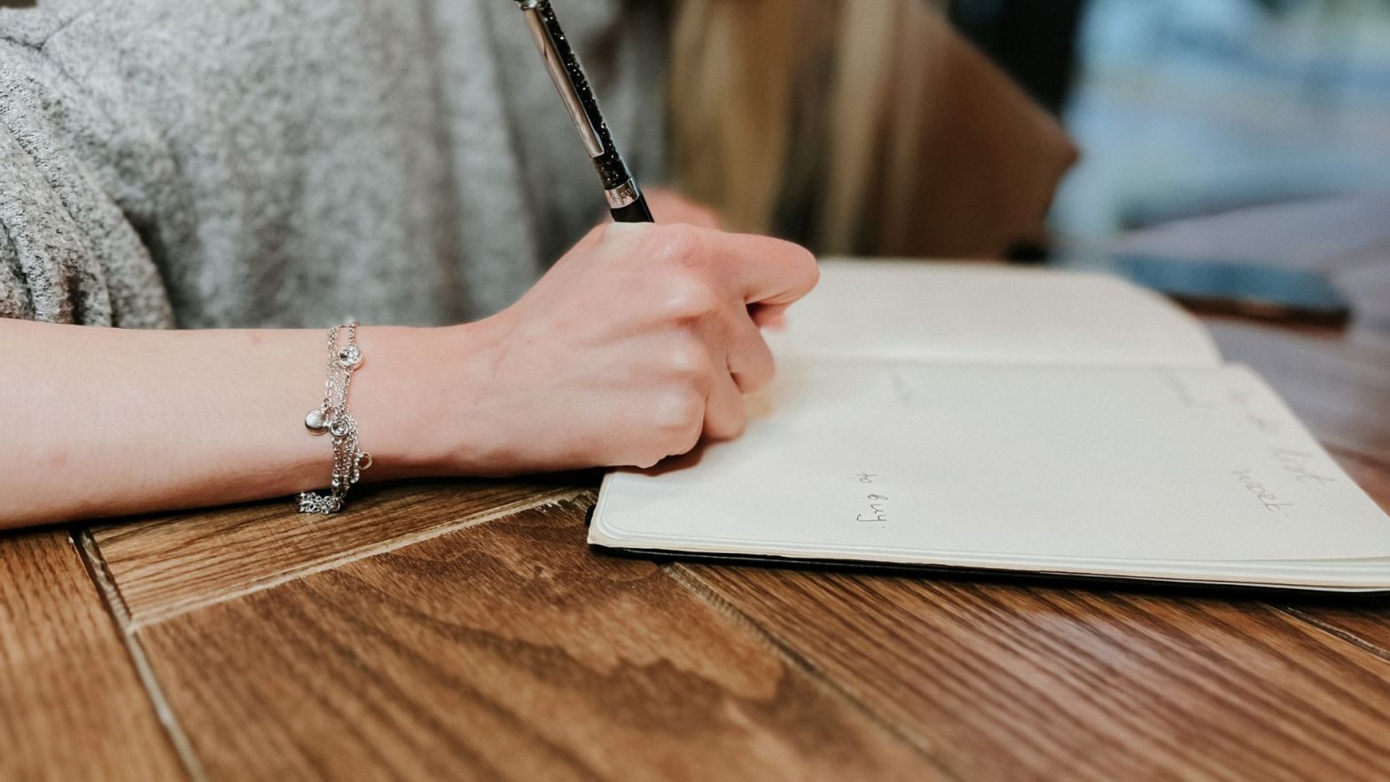 Un niño de 5 años elabora listas de tareas pendientes